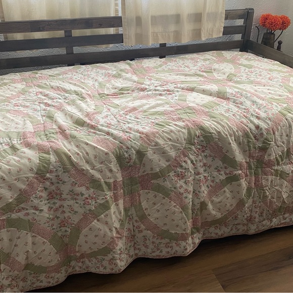 Vintage Floral Pink and Green Wedding Ring Quilt Blanket Grandma Cottagecore - Picture 2 of 8